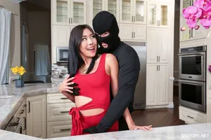 Thiếu thốn vì ông chồng bỏ bê, cô vợ đi tập gym rồi đụ với anh hvl