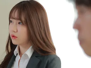 Ngược lại nữ y tá theo dõi đào tạo 3p đã kiệt sức vì con gà trống lớn