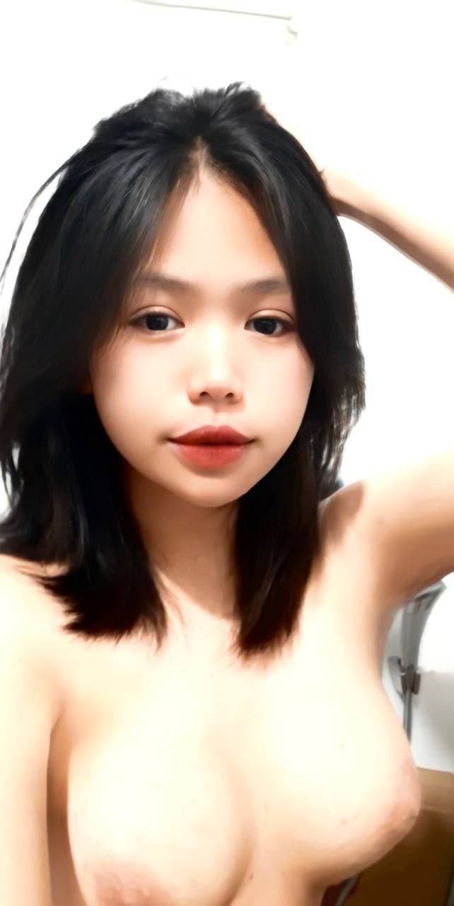 Nhét buồi vào mồm em nữ sinh mới lớn cực múp