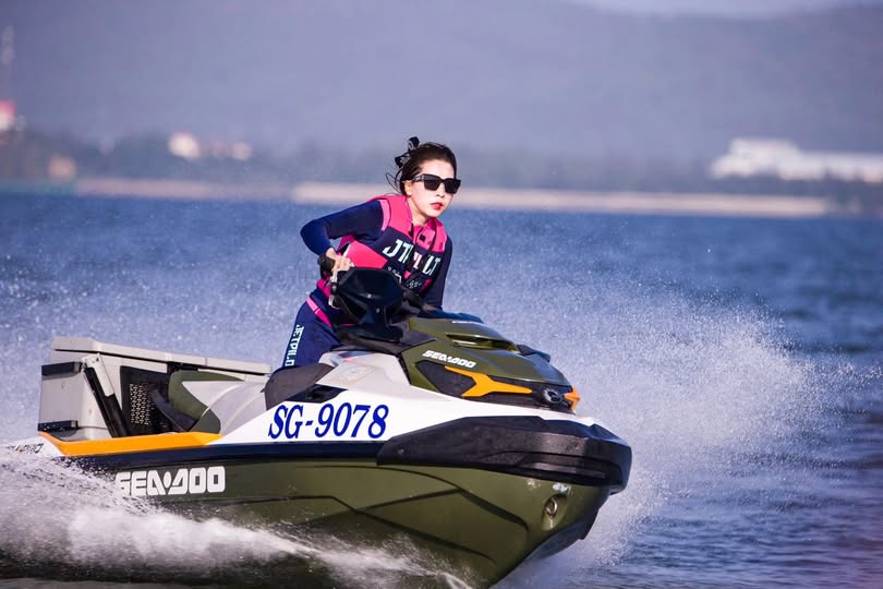 Địt nhau dưới mưa cùng thầy giáo đại du