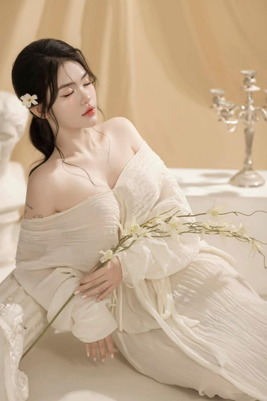 Bố dượng trừng phạt đứa con gái ngỗ nghịch không nghe lời